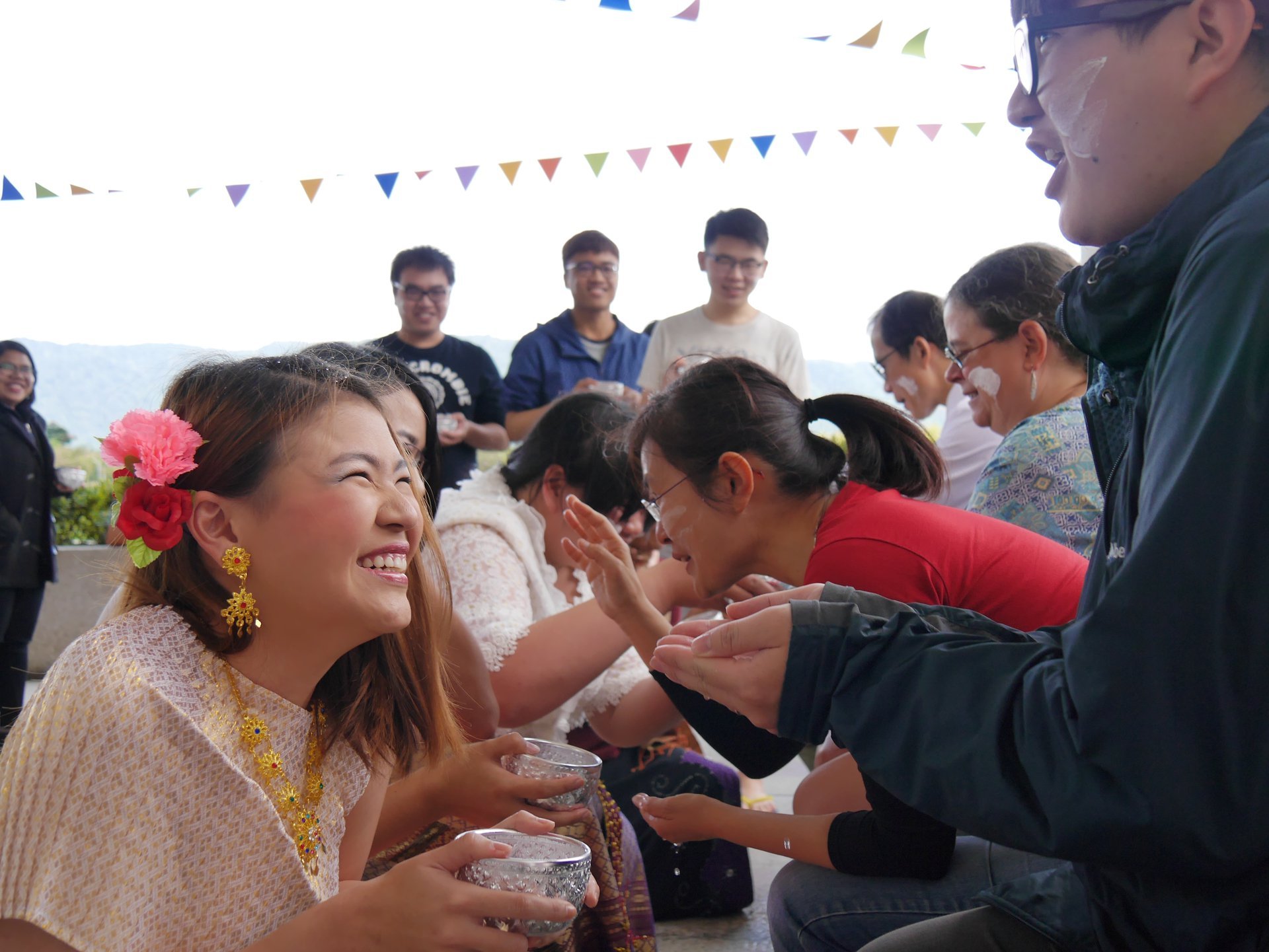 東華師長灑水給予學生祝福