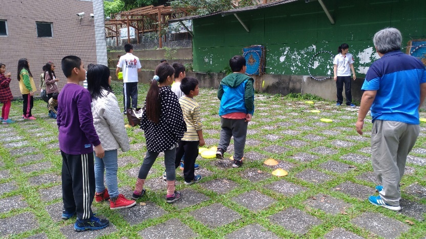 各小隊努力完成《百發百中》投擲關卡