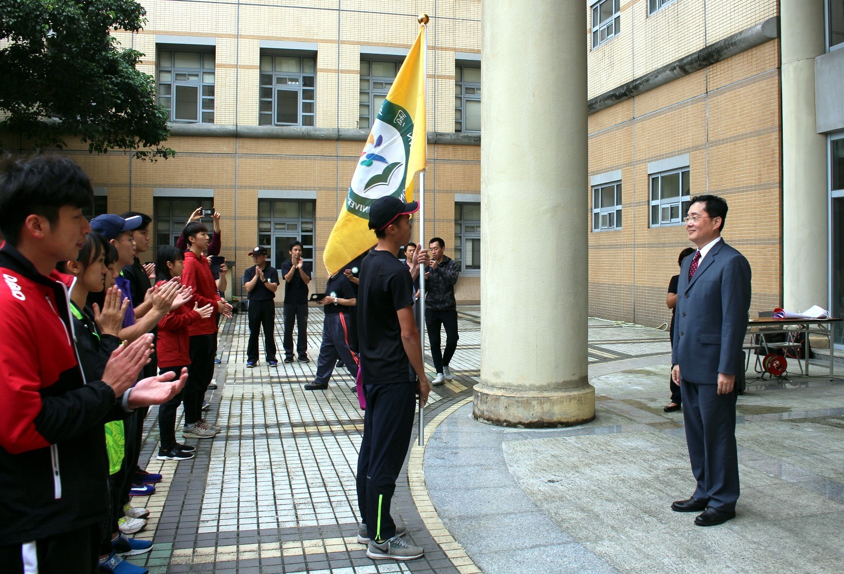 趙校長為東華代表隊授旗