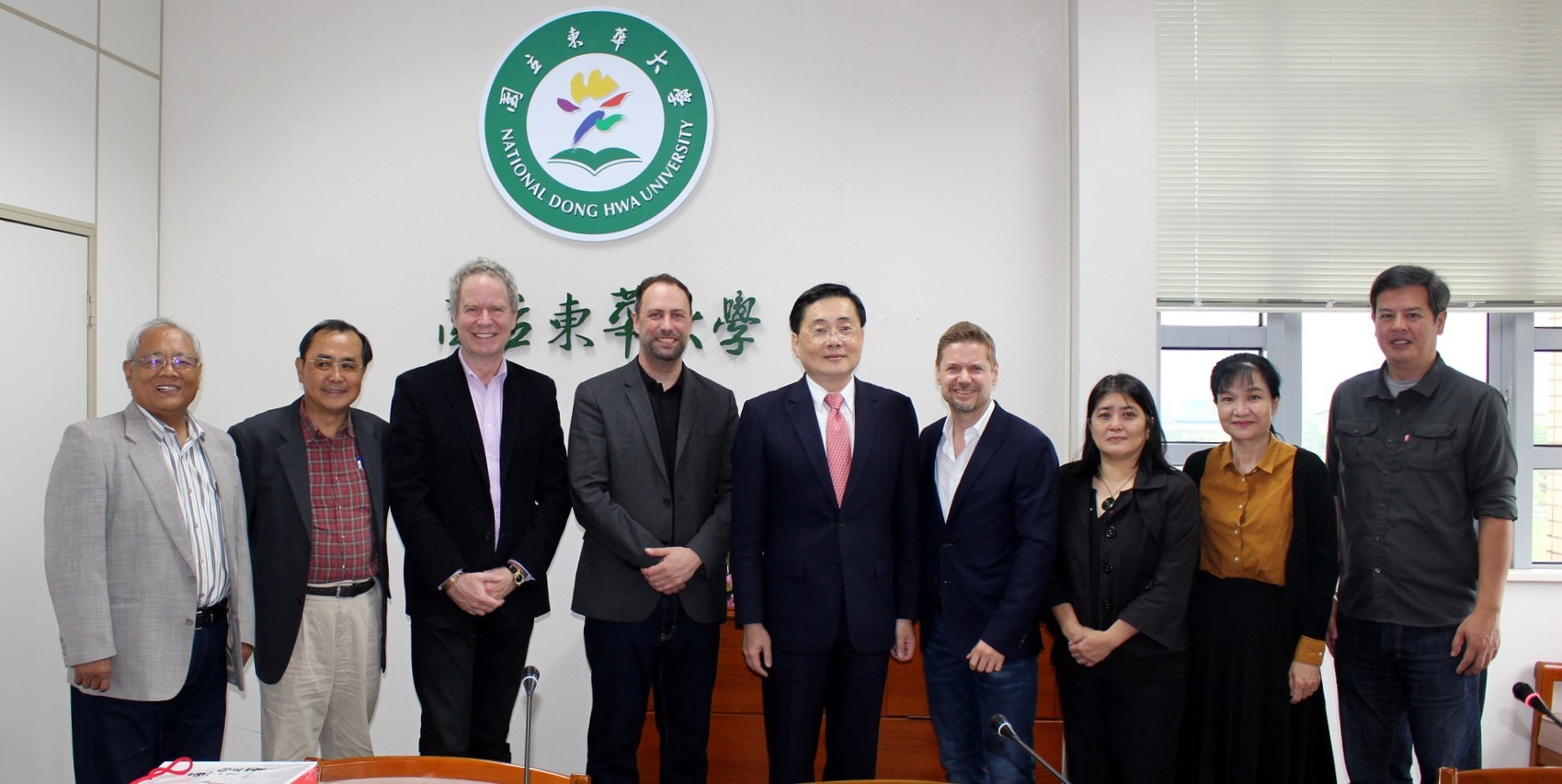 原轉會、NCTR及CTOT一同拜會校長(自左至右分別為:童春發召集人、浦忠成副召集人、馬孟凱Michael McCulloch代表、Mr. Ry Moran主任、趙涵㨗校長、芮喬丹Jordan Reeves代表、謝若蘭召集人、林素珍召集人、Sifo Lakaw顧問)