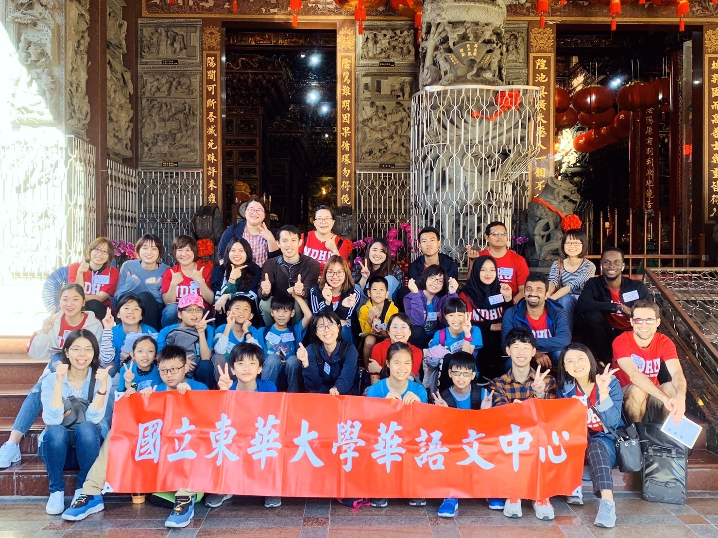 小學生帶領外籍生探訪花蓮歷史悠久的城隍廟