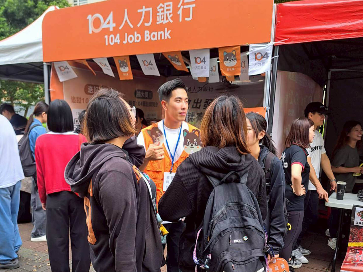 校園徵才博覽會學生與企業諮詢職缺