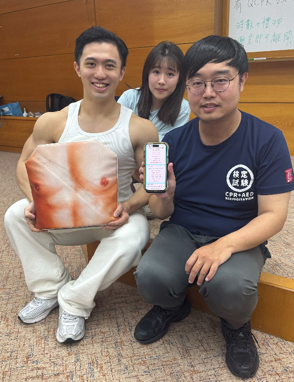 公共行政系四年級何同學CPR滿分與講師合照
