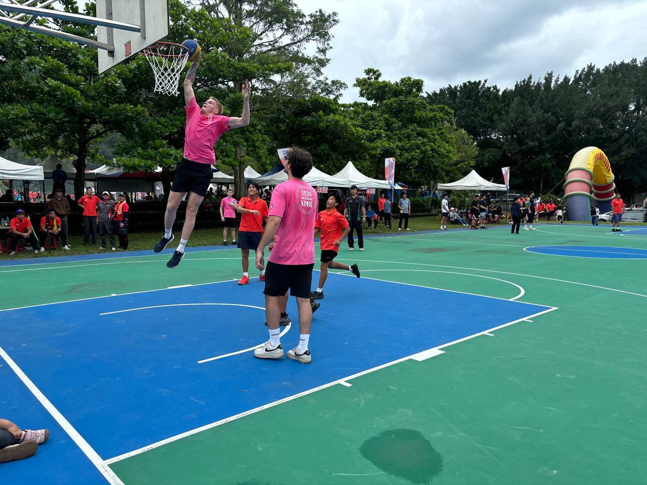 國際交換生積極投入籃球比賽-來自波蘭的學生Kacper