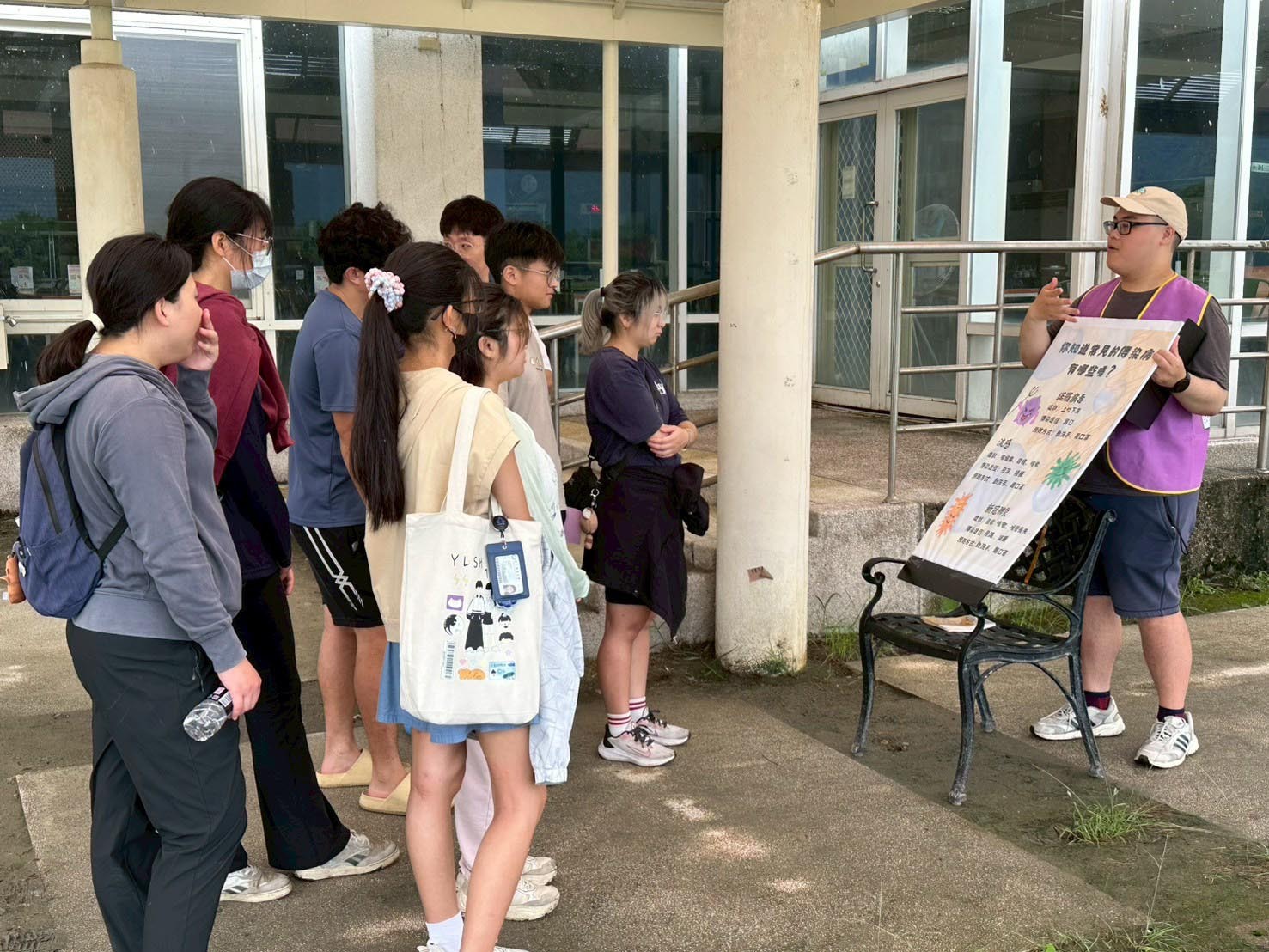 傳染病防治闖關站 同學玩幸福二選一遊戲