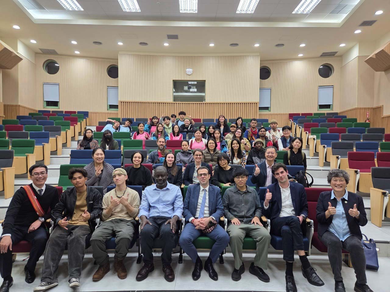 法國在台協會龍燁代表與美國杜克大學Felwine Sarr教授拜訪國立東華大學進行學術與文化交流