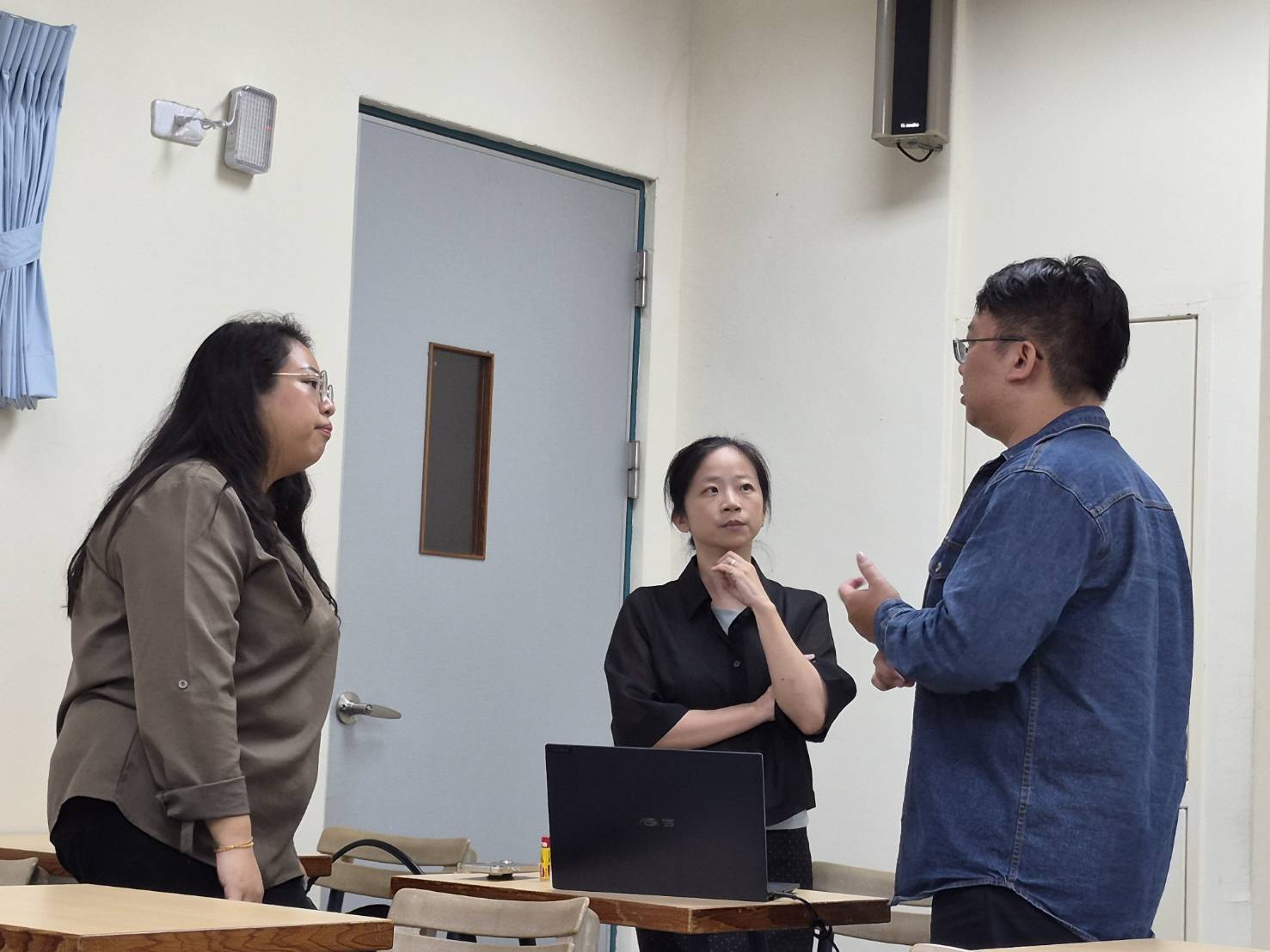 講師們與歷史系金蕙涵老師討論AI的應用
