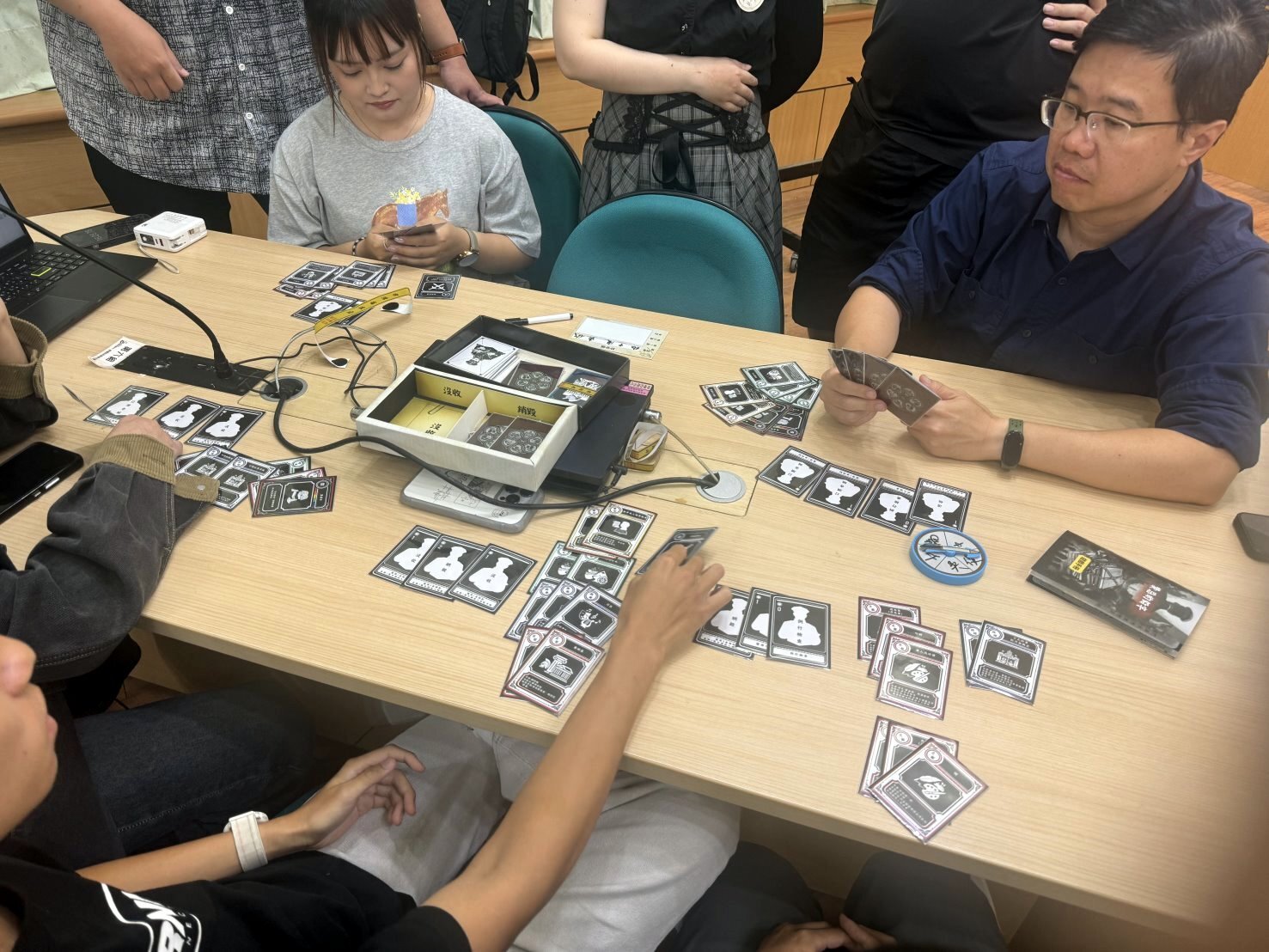 同學與遊戲設計業師試玩遊戲