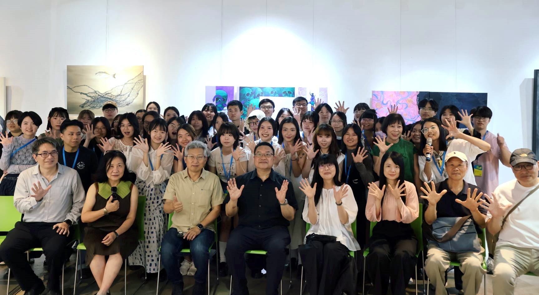 師長們與全體展出的學生合影留念