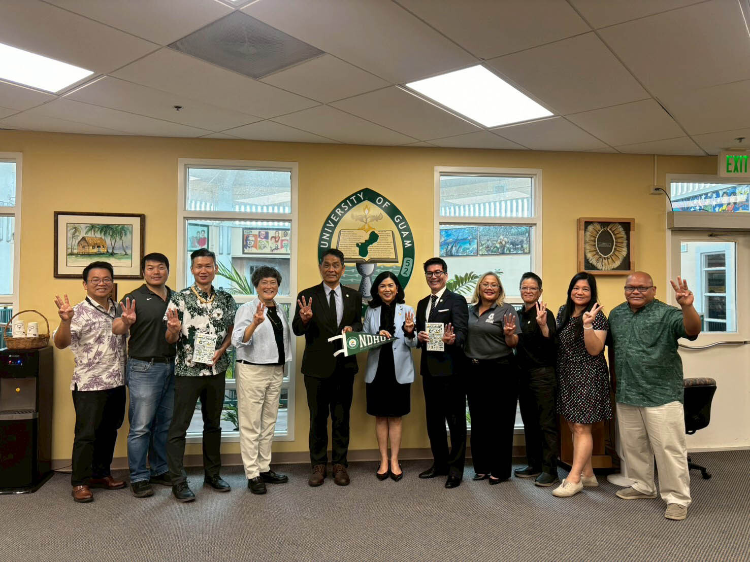 徐輝明校長率團拜訪關島大學受到校長Dr. Anita Borja Enriquez(中右)熱烈歡迎
