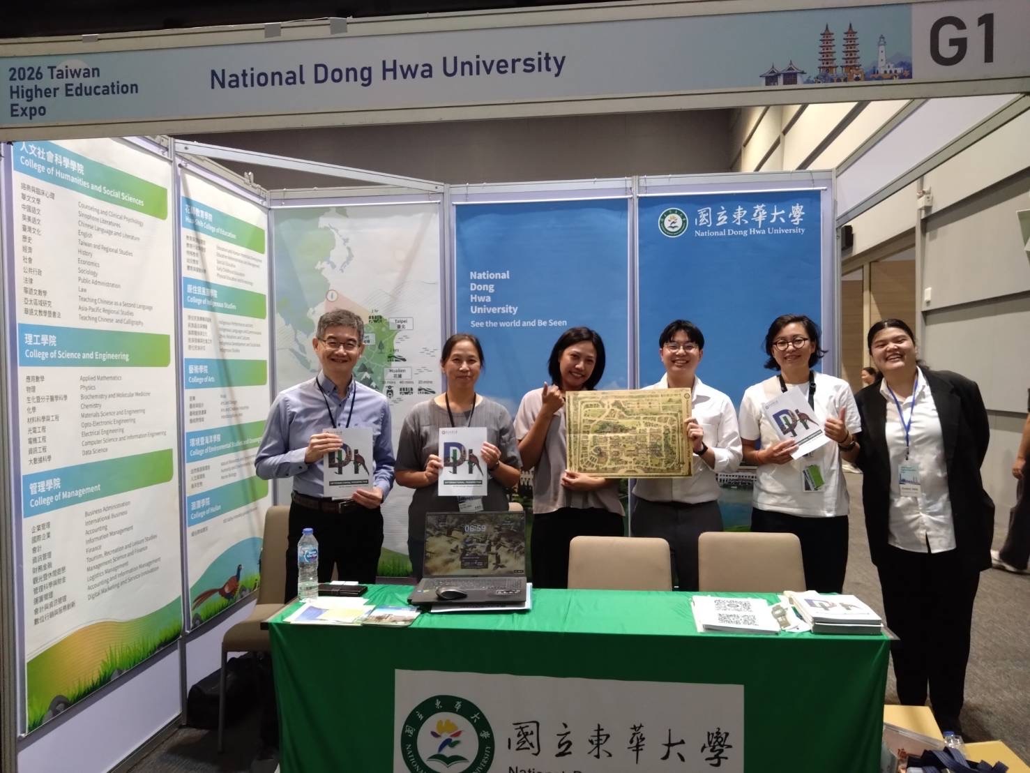 校友與東華大學參展團隊合影