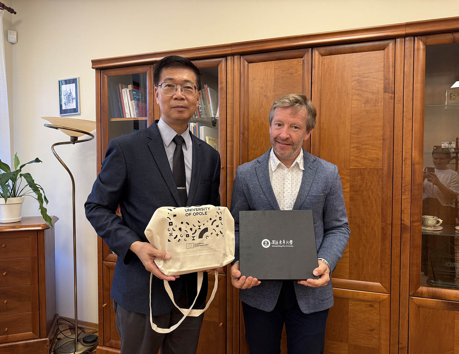 朱景鵬副校長與Opole副校長Daniel Pietrek教授互贈禮品