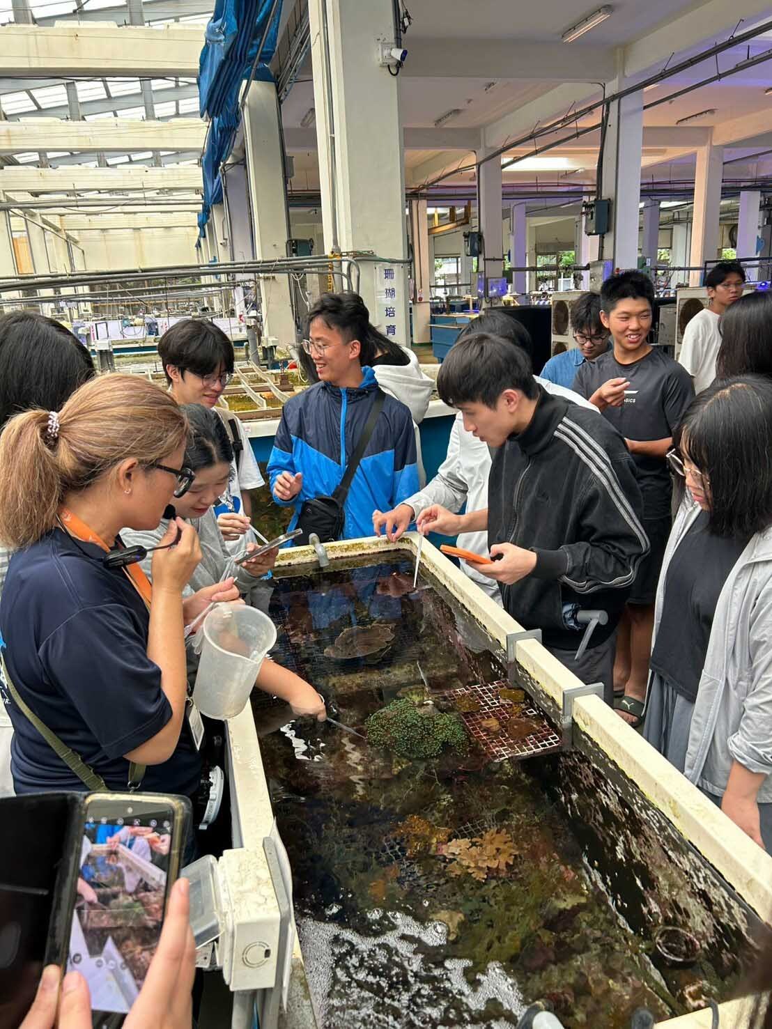 參訪國立海洋生物博物館海洋生物保育中心之珊瑚餵食秀